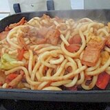 キャンプで簡単。ホルモン焼きうどん